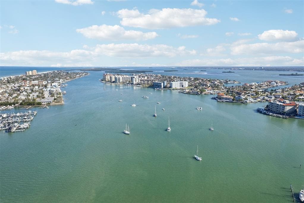 200 WINDWARD PASSAGE 84 photo 24