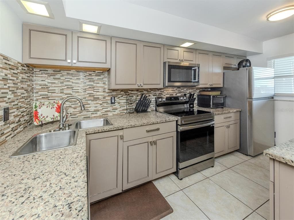 950 TARPON CENTER DRIVE 506 photo 12