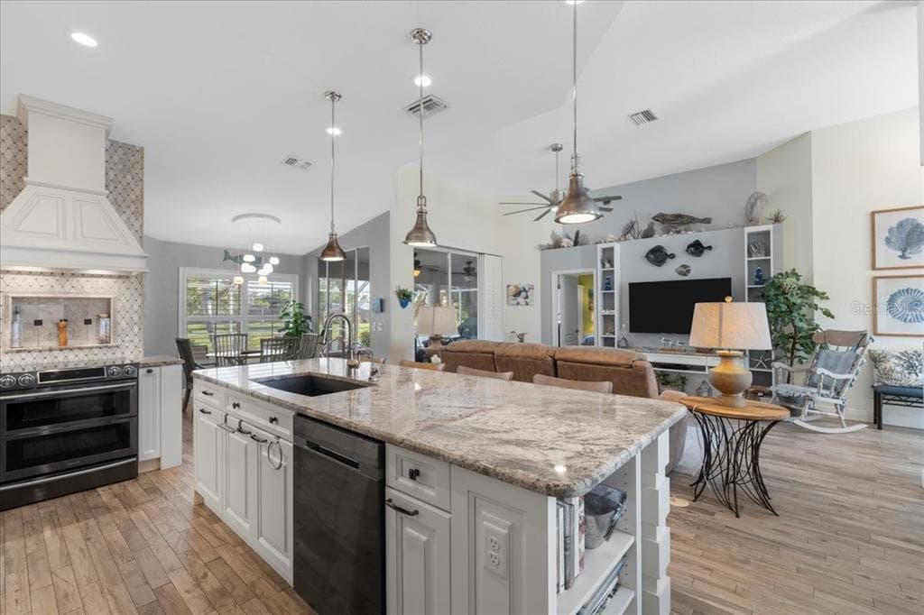 1091 ROTONDA CIRCLE photo 14