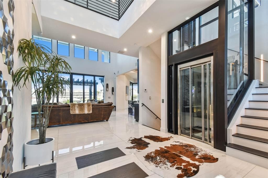 206 6TH STREET E 3
