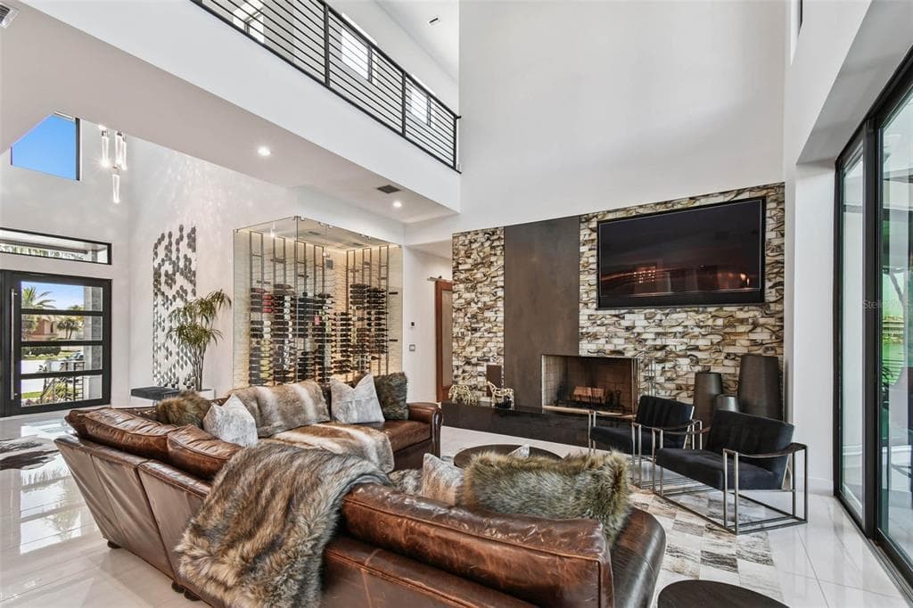 206 6TH STREET E 5