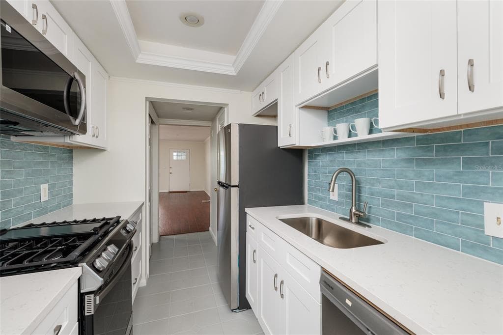 1893 SHORE DRIVE S 209 photo 13