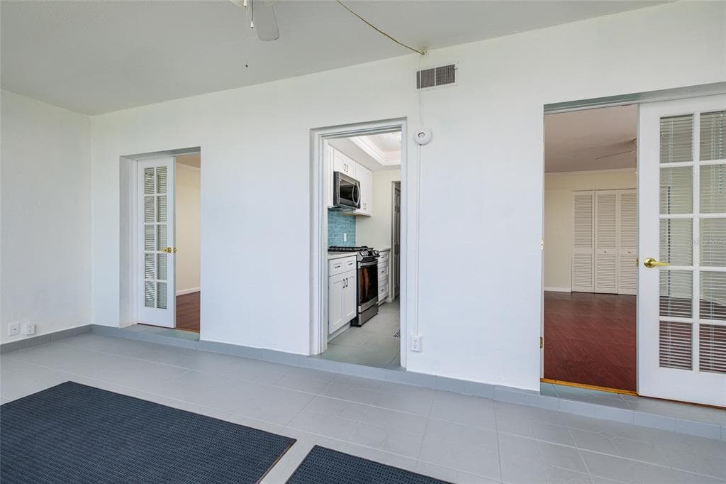 1893 SHORE DRIVE S 209 photo 22
