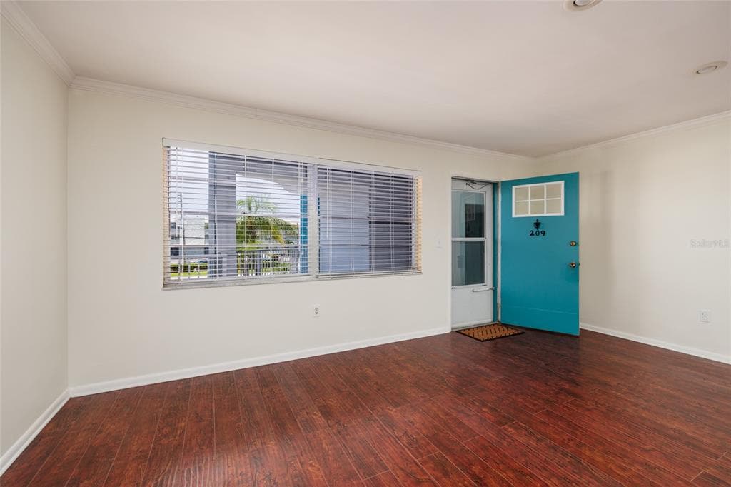 1893 SHORE DRIVE S 209 photo 9