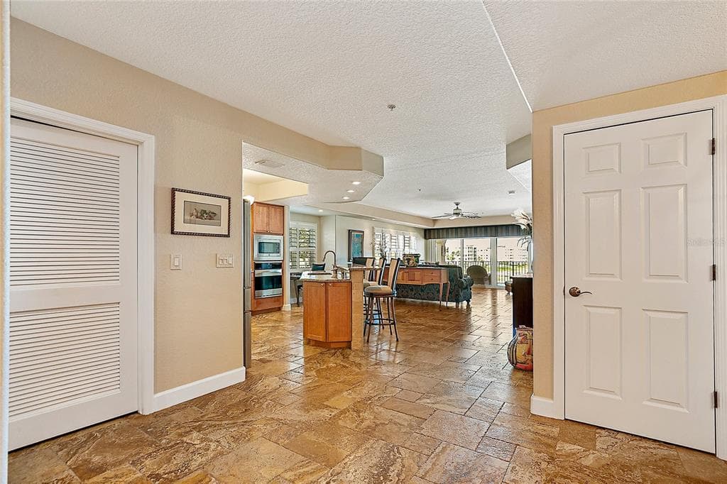 1090 PINELLAS BAYWAY S A5 photo 9