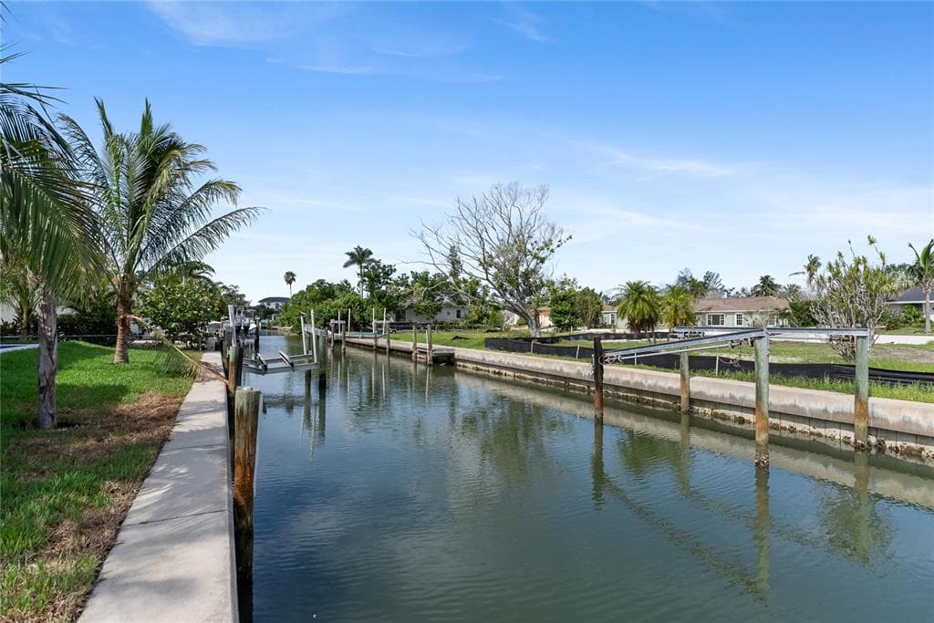 569 BAYVIEW DRIVE photo 14