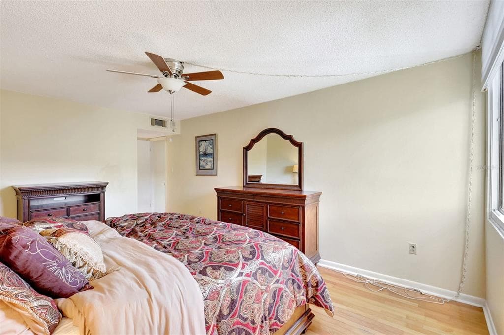 660 ISLAND WAY 708 photo 23