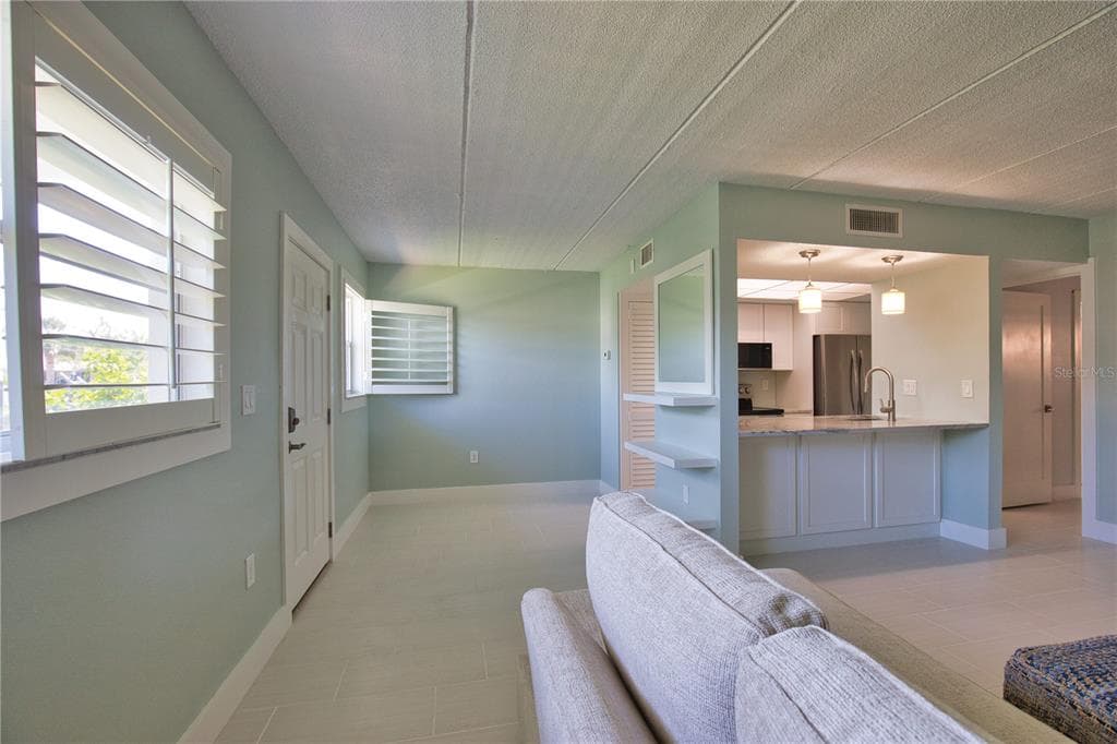 902 GIBBS ROAD 184 photo 4
