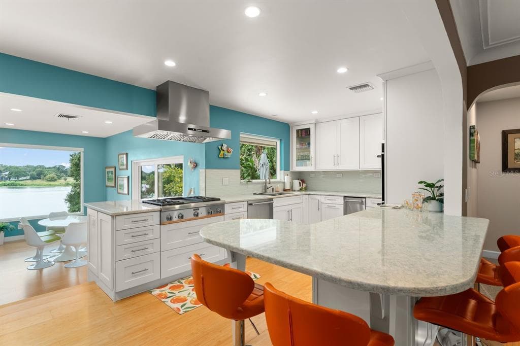 2422 TOPPING PLACE photo 14