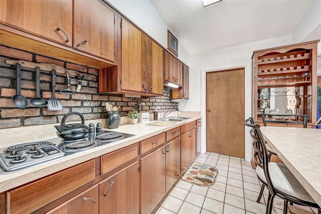 2885 S TROPICAL TRAIL photo 8