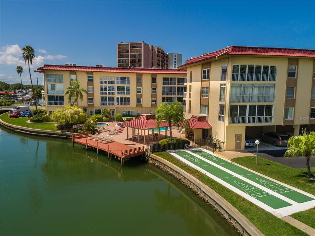 105 ISLAND WAY #121 4