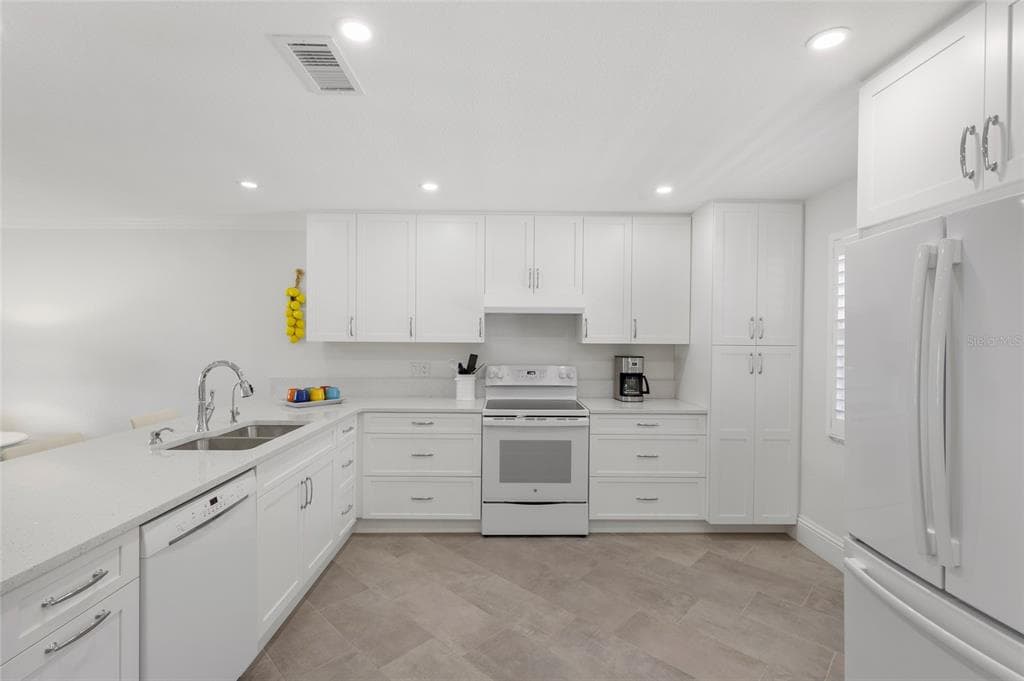 4390 EXETER DRIVE 206 photo 14