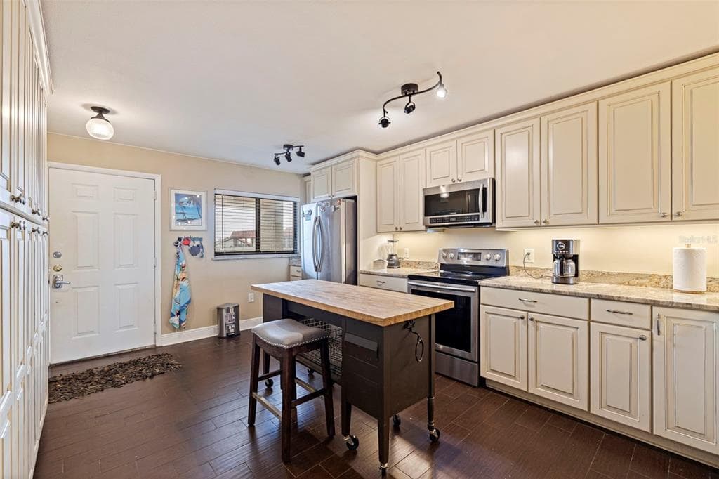 106 1ST STREET E 315 photo 9