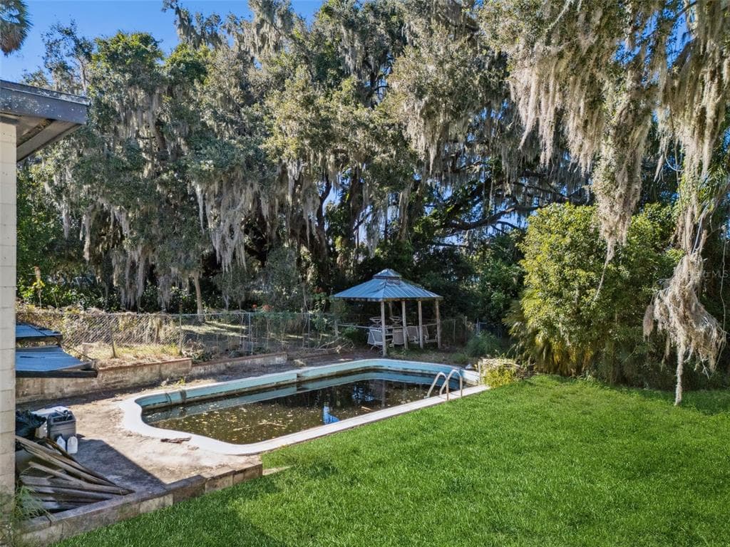 3828 WALKER ROAD photo 23