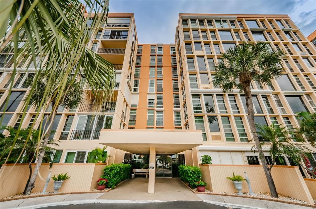 7400 SUN ISLAND DRIVE S #806 2
