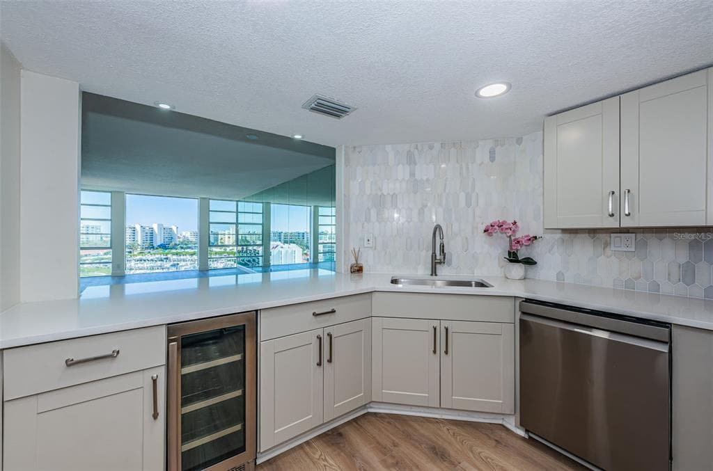 7400 SUN ISLAND DRIVE S 806 photo 22