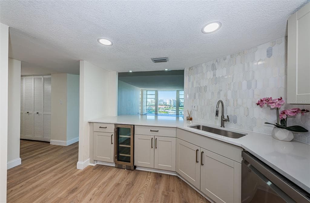 7400 SUN ISLAND DRIVE S 806 photo 21