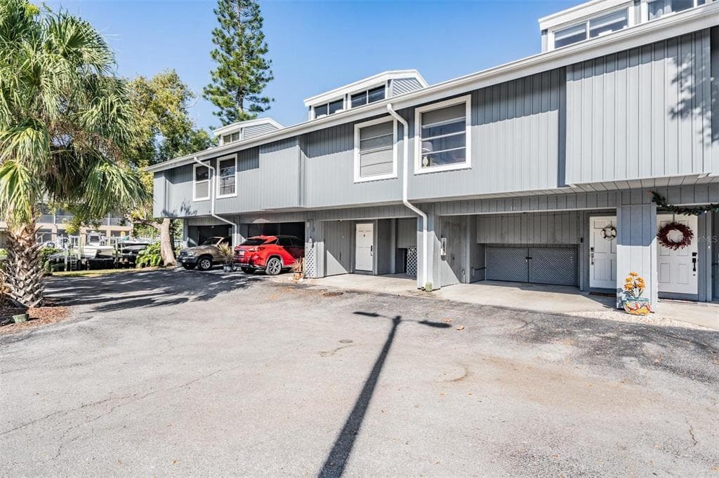 200 MERES BOULEVARD #16 2