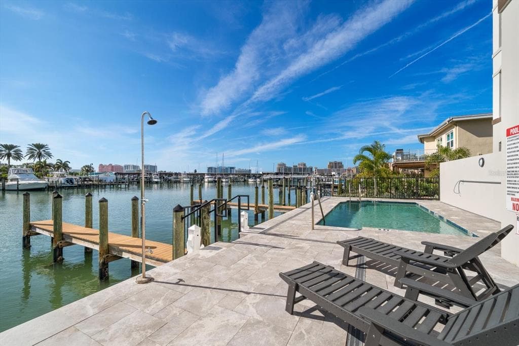 211 DOLPHIN POINT #4 3