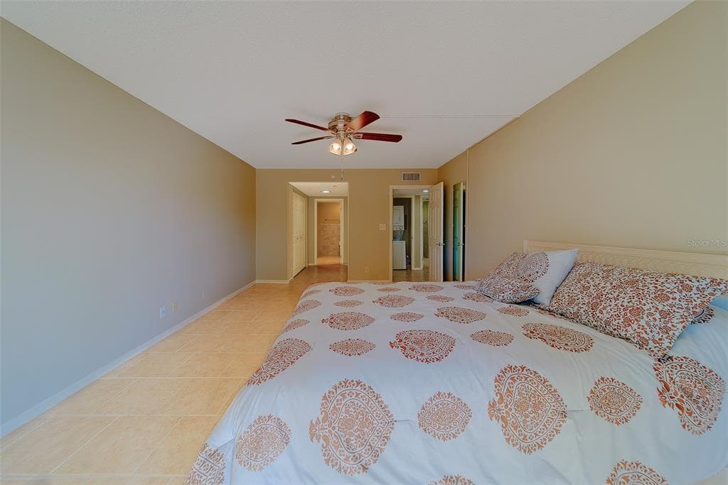 1480 GULF BOULEVARD 201 photo 23