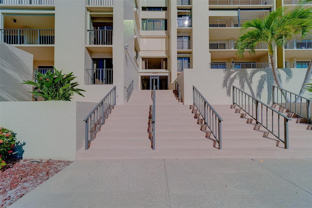 1480 GULF BOULEVARD 201 photo 4