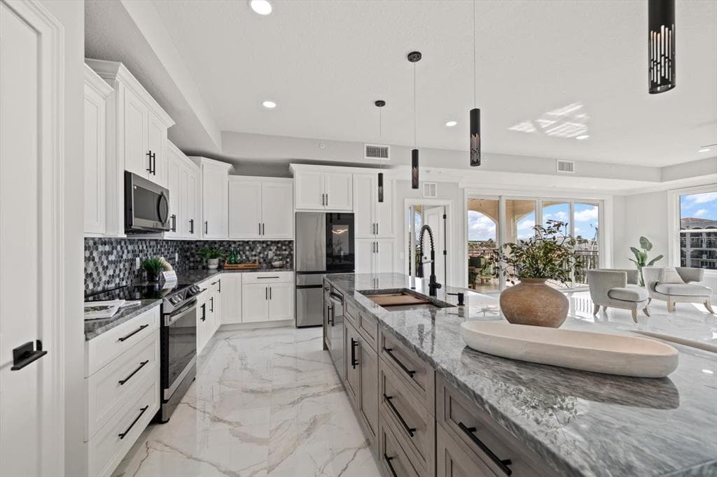 211 DOLPHIN POINT #501 5
