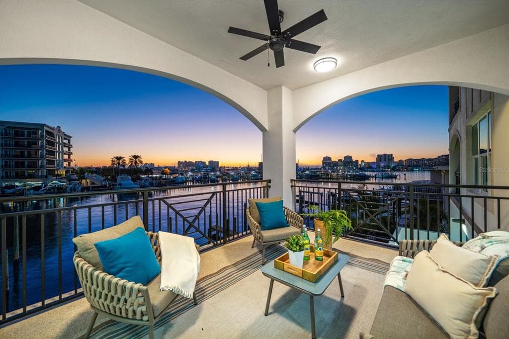 211 DOLPHIN POINT #202 1