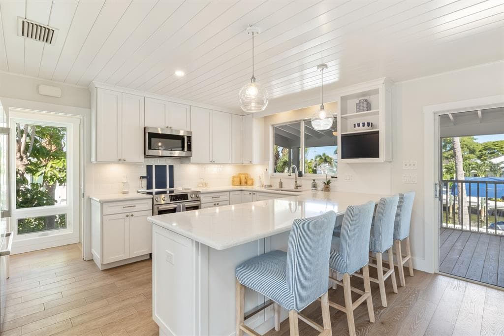 161 1ST STREET E 5