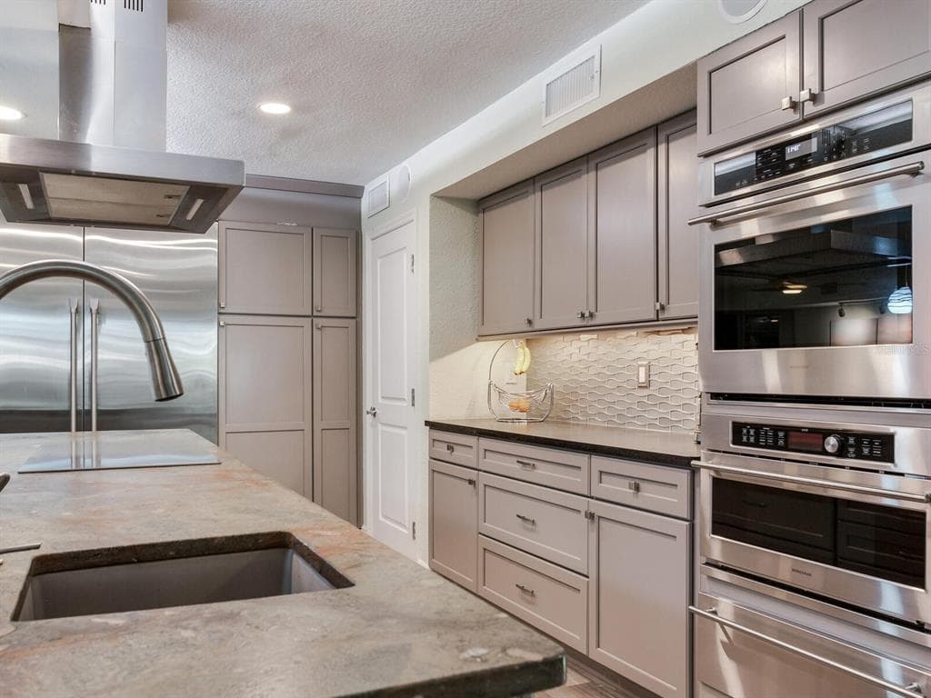 5353 GULF BOULEVARD B202 photo 18