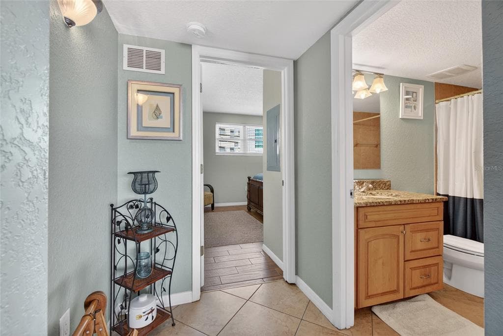 445 HAMDEN DRIVE 405 photo 7