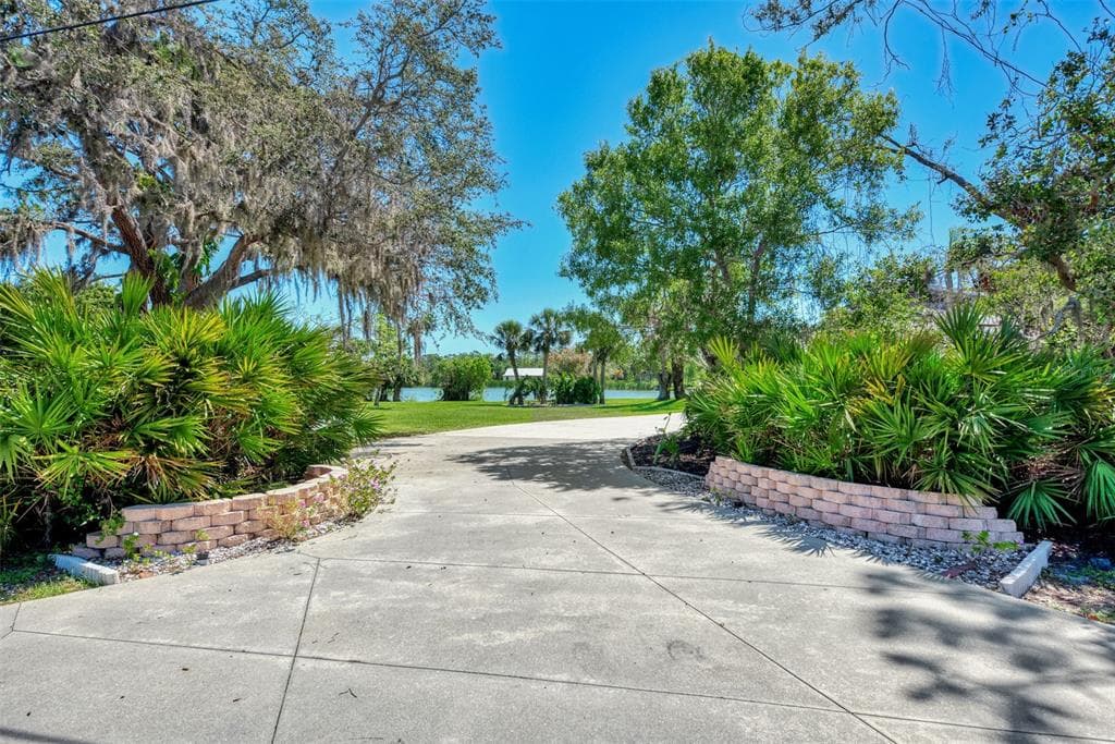 5885 DENISON DRIVE photo 4