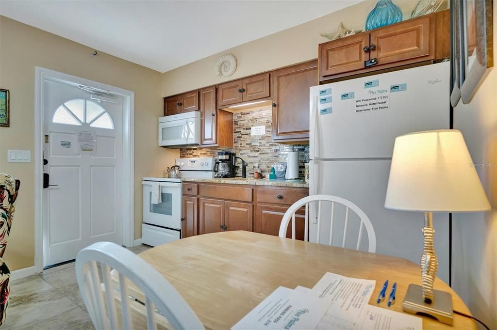 673 BAY ESPLANADE 204 photo 17