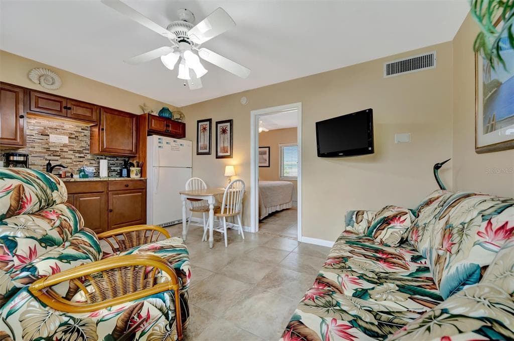 673 BAY ESPLANADE 204 photo 20