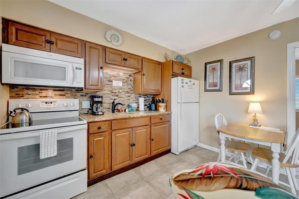 673 BAY ESPLANADE 204 photo 11