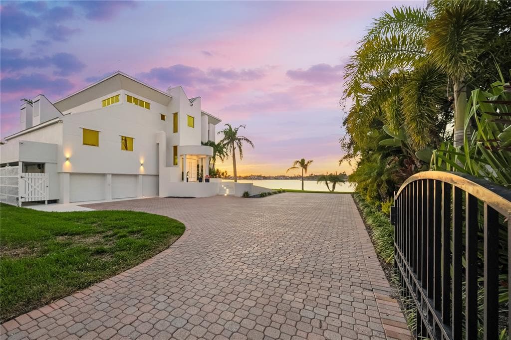 1400 SIESTA DRIVE 3