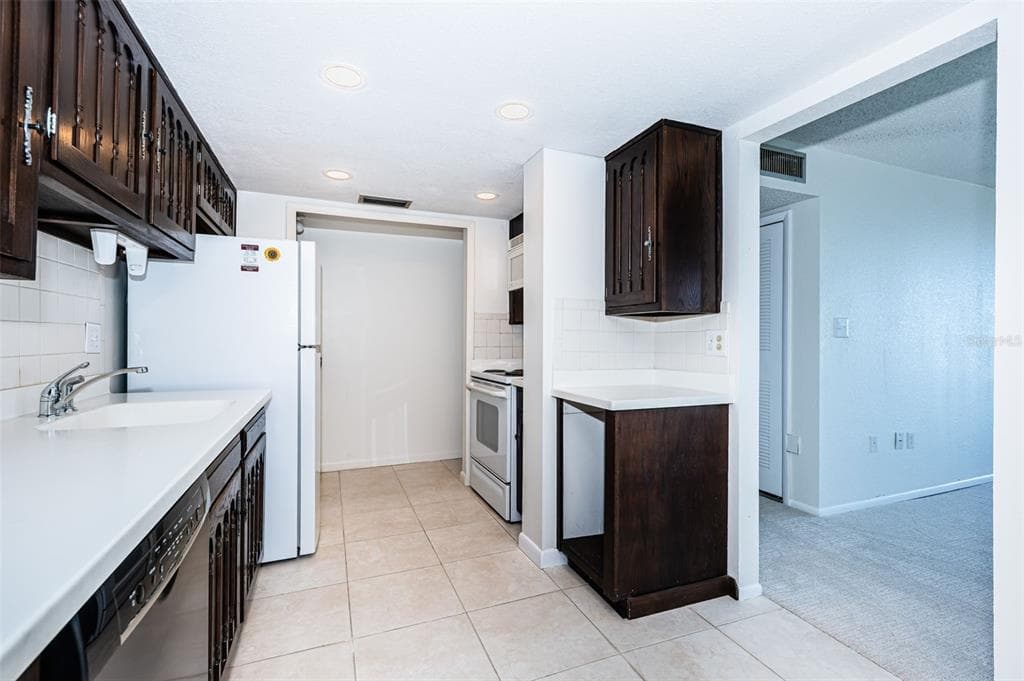 634 EDGEWATER DRIVE 849 photo 14