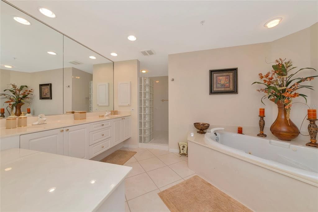 242 HIDDEN BAY DRIVE 602 photo 15