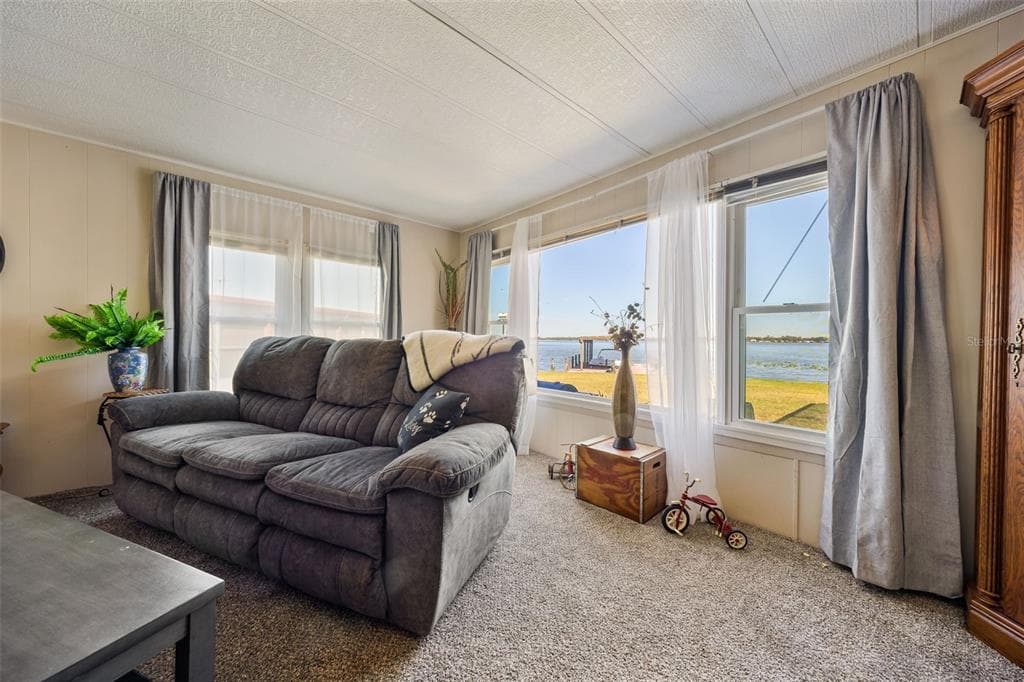121 BONNIE DRIVE 4