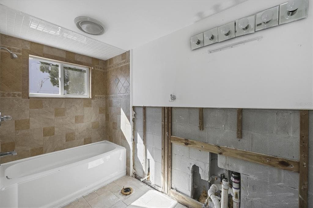 651 JUNGLE QUEEN WAY photo 23
