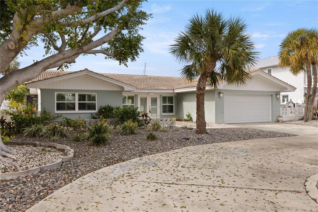 404 4TH AVENUE N photo 1