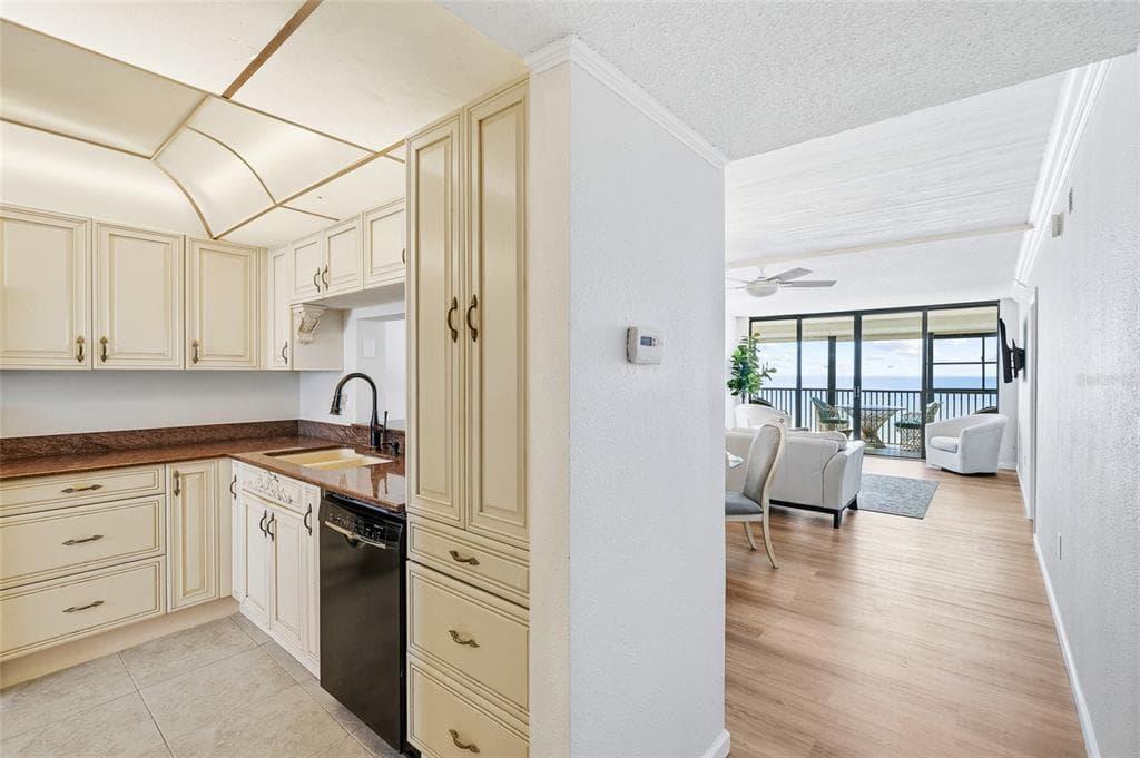 15462 GULF BOULEVARD 601 photo 5
