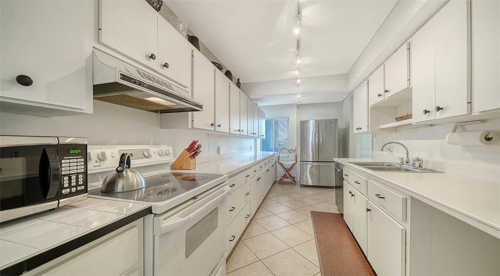 19 WHISPERING SANDS DRIVE 204 photo 25