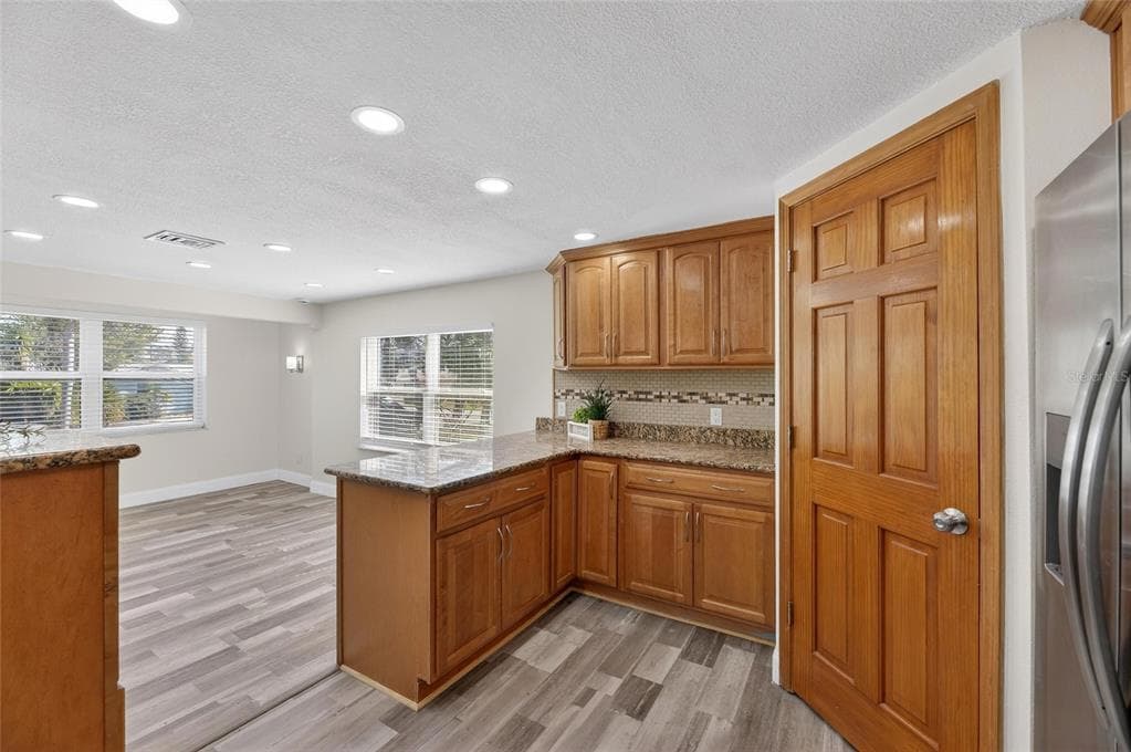 827 SEABREEZE DRIVE photo 23