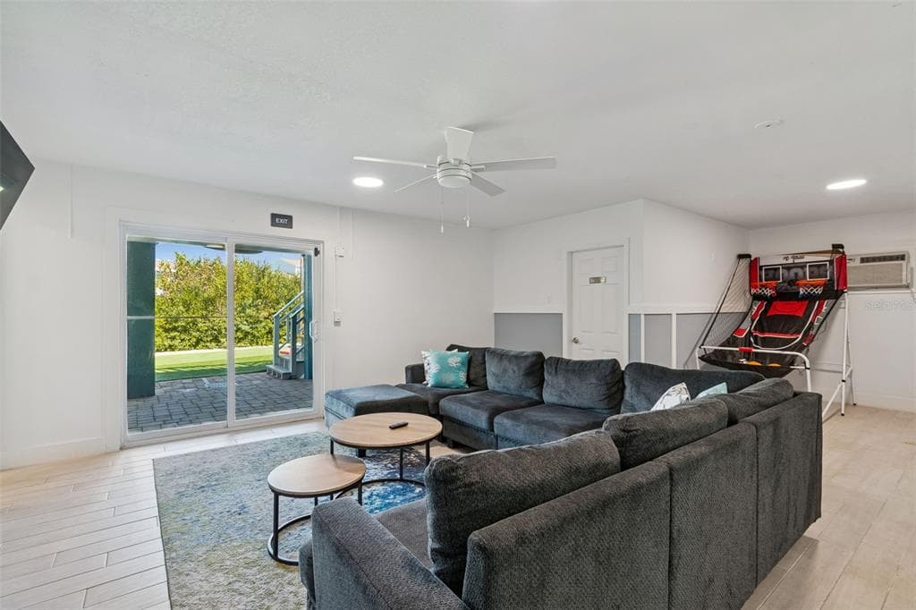 330 6TH AVENUE photo 22