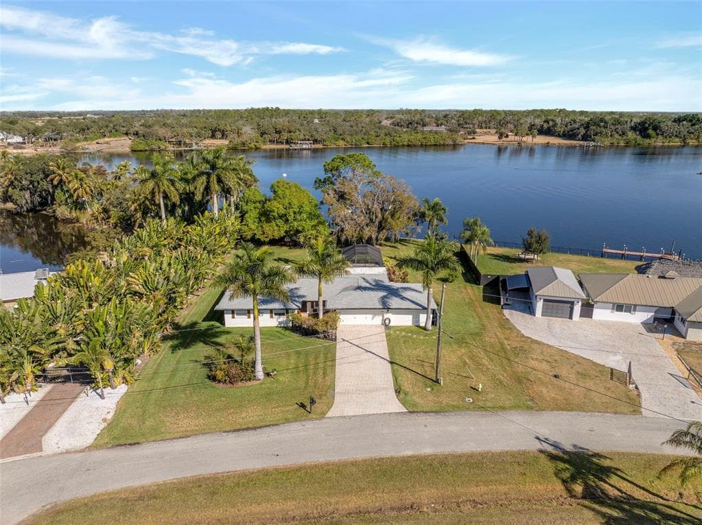 14526 RIVERSIDE DRIVE photo 1