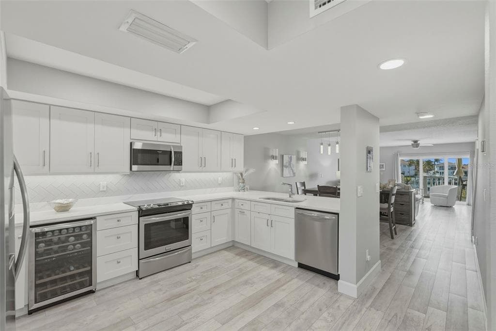 544 PINELLAS BAYWAY S TH13 photo 8