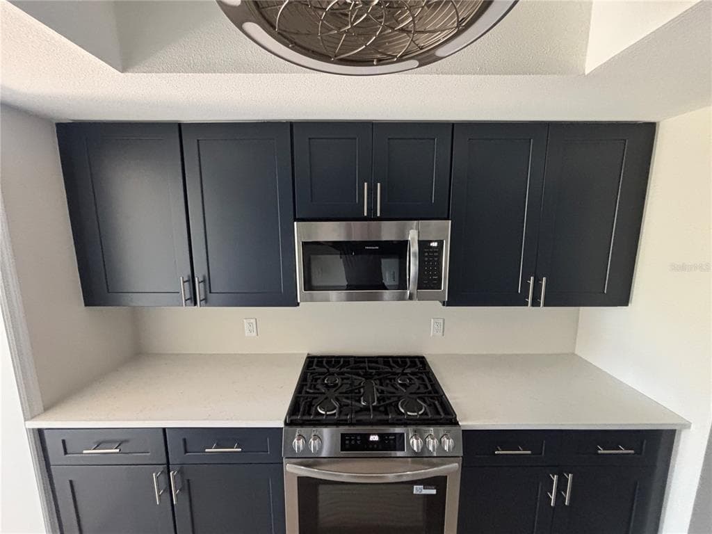 1893 SHORE DRIVE S 114 photo 6
