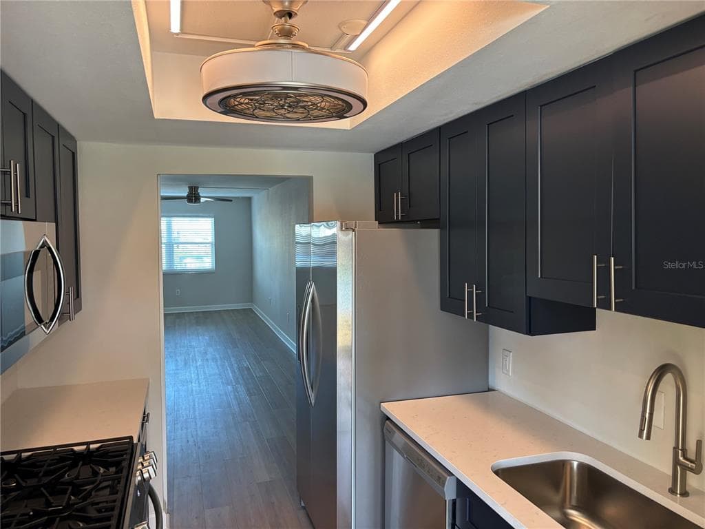 1893 SHORE DRIVE S 114 photo 7