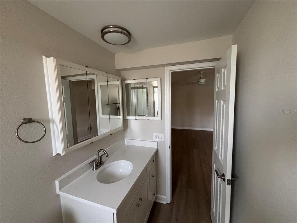 1893 SHORE DRIVE S 114 photo 10