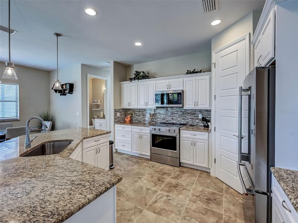138 LONG MEADOW LANE photo 9